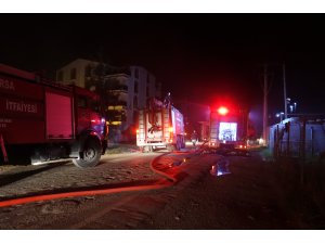 Hurdalıkta çıkan yangın yerleşim yerlerine sıçramadan söndürüldü