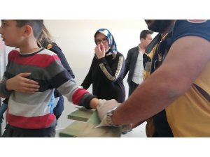 Eline batan çivili tahtayla geldi