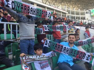 Diyarbakırspor’un taraftar grubu otizmli çocukları statta ağırladı