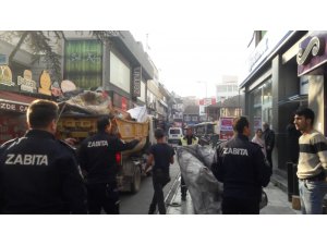 Zabıta ekiplerine sopa ve kesici aletle engel olmaya kalktılar