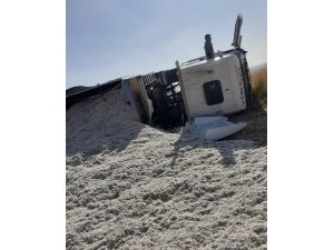 Diyarbakır’da pamuk yüklü kamyon devrildi: 1 yaralı