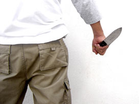 Oruçluyum deyince bıçağı yedi