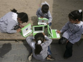 Gazze'nin evsiz öğrencilerine laptop