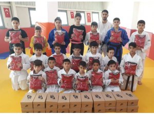 Judoculara spor malzemesi dağıtıldı
