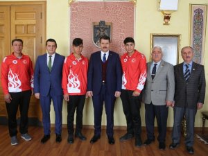 Vali sporcuları altınla ödüllendirdi