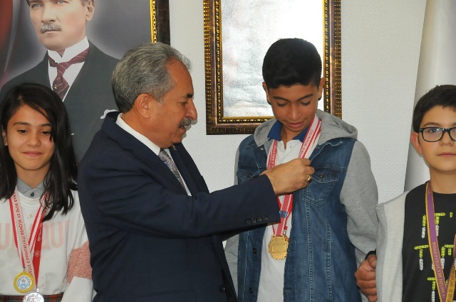 Başkan Akkaya şampiyon sporcuyu altınla ödüllendirdi