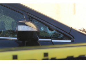 Otomobilinde silahlı saldırıya uğrayan şahıs, kendi imkanı ile hastaneye gitti