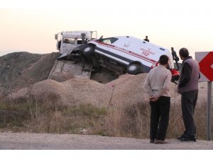 Ambulans taşıyan çekici yol kenarına uçtu: 1 yaralı