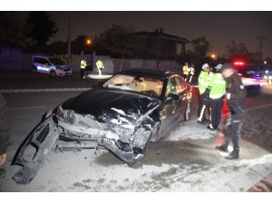 Polis aracına otomobil çarptı: 2’si polis, 3 yaralı