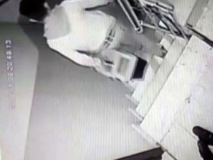 İki hırsızın apartmanda hırsızlık yaptığı anlar kamerada