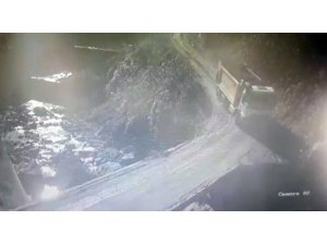 Rize’de kamyon dereye yuvarlandı, sürücü ağır yaralandı