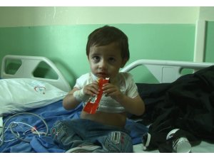 Çaydanlığı üzerine döken çocuk feci şekilde yandı