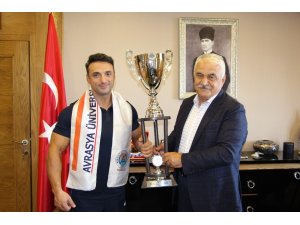 Avrasya Üniversitesi’nin spor hocası vücut geliştirmede dünya şampiyonu oldu