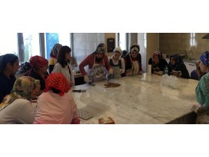 Ordulu kadınlar çikolata yapmayı öğreniyor