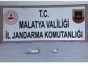 Aranan şahıs üzerinde uyuşturucu ile yakalandı