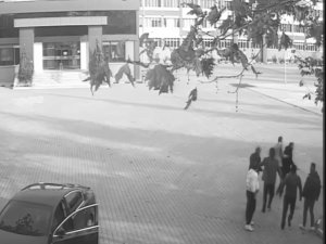 Yetiştirme yurdunda kalan çocuğun okul değişikliği yüzünden memur darp edildi