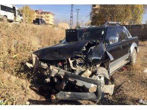 Kamyonetler kafa kafaya çarpıştı: 3 yaralı