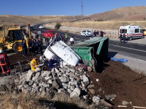 Gübre yüklü kamyon devrildi: 1 ölü