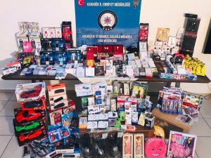 İki evinden ve arabasından 527 adet kaçak ürün çıktı