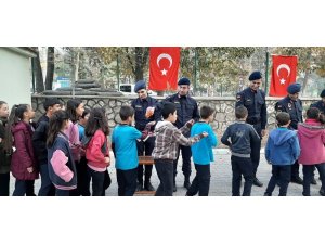 Öğrenciler jandarmayı ziyaret etti