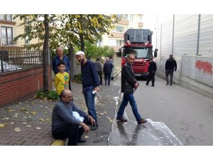 Pendik’te apartman dairesinde yangın paniği: 3 kişi dumandan etkilendi