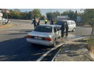 İki otomobil kafa kafaya çarpıştı: 1 yaralı