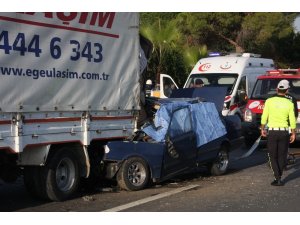 Otomobil kamyona arkadan çarptı: 1 ölü