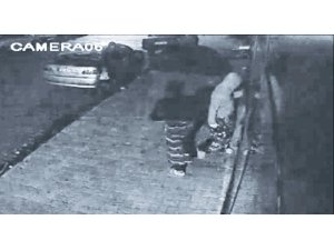 Cezaevinden firar etti, etek giyip market soydu