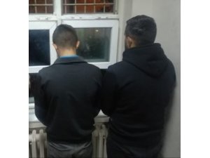 Şüphe üzerine durdurulan araçtaki şahıslardan uyuşturucu çıktı