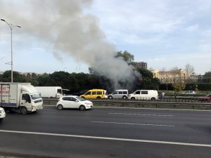 Otoyol kenarında bulunan çam ağaçları alev alev yandı