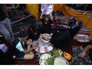 Irak'ta gösterilerin merkezi Tahrir Meydanı'nın gönüllü kadınları