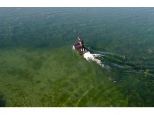 Kenan Sofuoğlu, karadaki hız tutkusunu flyboardla göle taşıdı