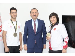 Kaymaz, Kick Boks’ta dünya şampiyonu olan Mersin sporcuları kutladı