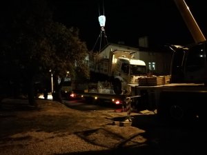 Freni boşalan park halindeki kamyon, evin bahçesine uçtu