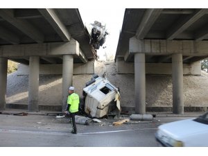 Konya'da bariyerlere çarpan tırın kupası köprüden aşağıya düştü