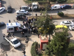 Yolun karşısına geçmek isterken otomobil çarptı