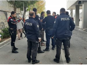 Veliler okul bahçesinde birbirine girdi