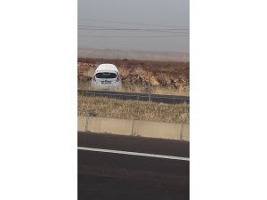 Lastiği patlayan araç yoldan çıktı: 1 yaralı