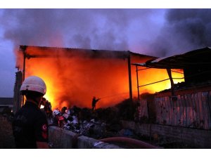 Geri dönüşüm fabrikasındaki yangın 2 buçuk saat sonra kontrol altında