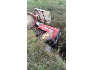 Devrilen traktörün altında sıkışan adamı vatandaşlar kurtardı