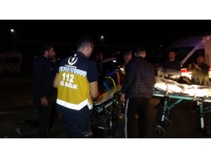 Motosikletle servis minibüsü çarpıştı: 2 ağır yaralı