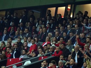 Bakan Kasapoğlu: "Oyuncularımızı, hocamızı ve federasyonumuzu tebrik ediyorum"
