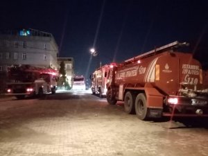 Esenyurt’ta 4 katlı binanın çatısı kül oldu