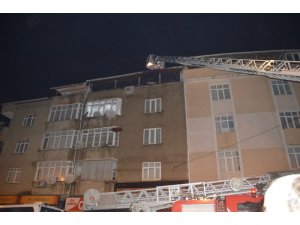 Gaziosmanpaşa’da 4 katlı bir apartmanın üst dairesinde yangın meydana geldi