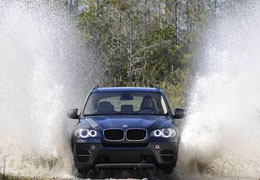 BMW Mercedes'e kafa tuttu!