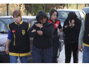 Yardım bahanesiyle bindikleri otomobilin sürücüsünü soydular