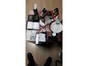 İstanbul’da zehir taciri eski polisin evinden kokain ve ecstasy çıktı