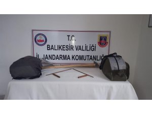 Bigadiç’te jandarmadan definecilere suç üstü