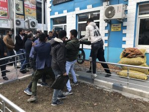 Seyyar satıcının gözünün yaşına bakmadılar