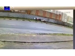 Yayalar ıslak yolda kayan aracın altında kalmaktan son anda kurtuldu